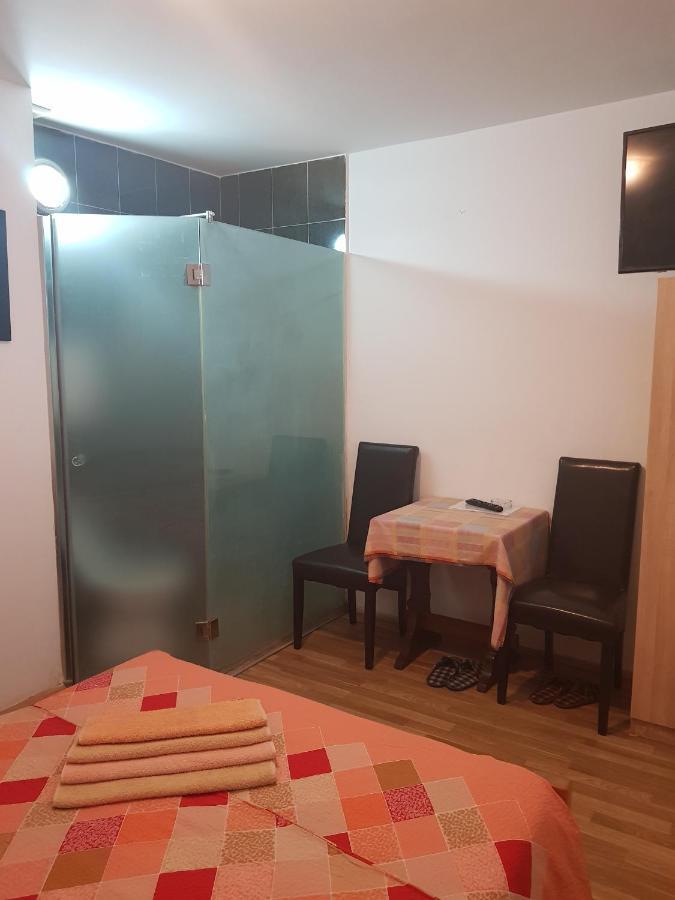 Pansion Lug Hotel Beograd Eksteriør billede